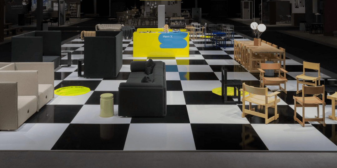 1_Öppen monter Öppen monter helt utan väggar och med möbler som ramar in.