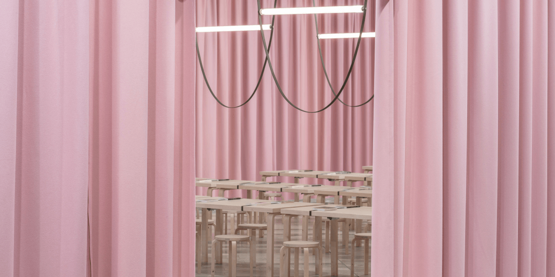 2_Väggar mot textil Monteryta som ramas in av textilier istället för väggar.