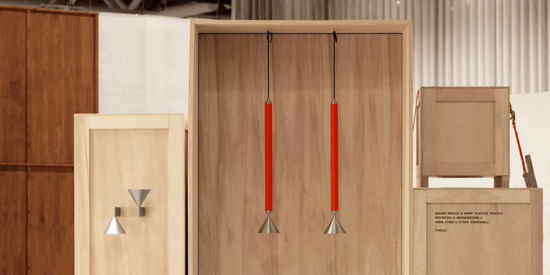 4_Bygg installationer En installation av transportlådor i trä.