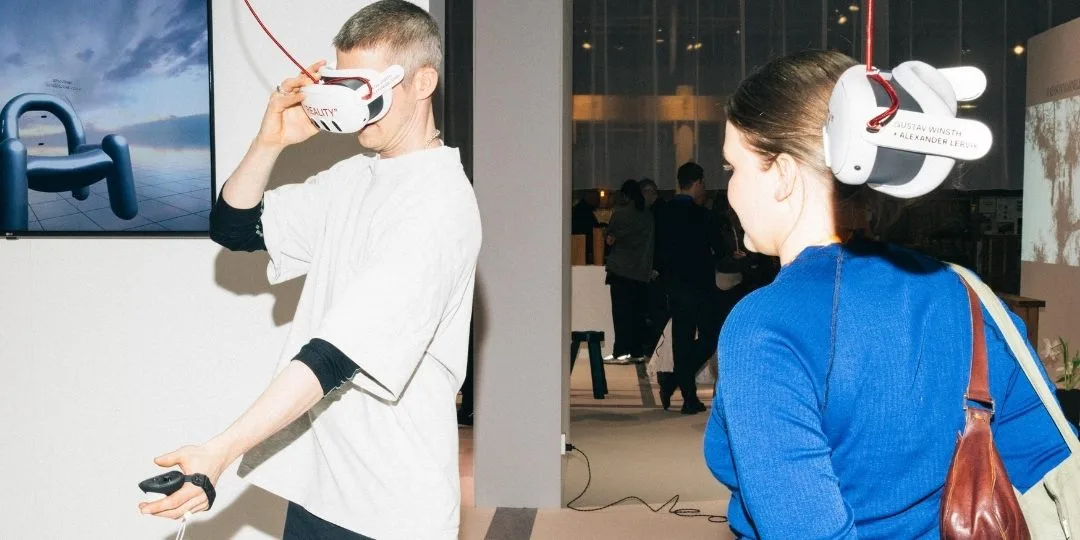 Puffbild_riktning Image showa visitors in a stand at Stockholm Furniture Fair 2024, trying VR glasses